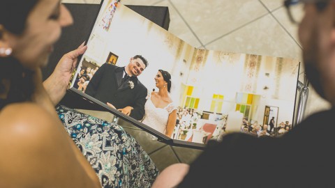 Recebendo o Álbum de Casamento